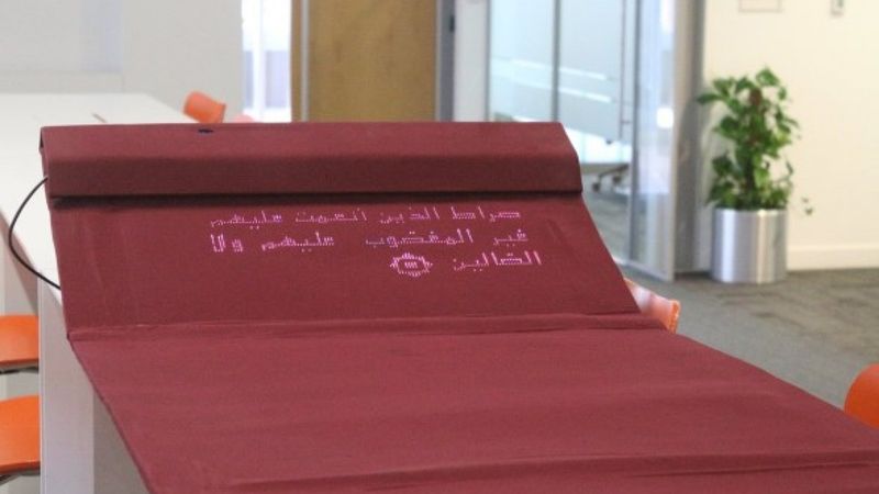 Namaz kılmayı öğreten akıllı seccade tasarladı