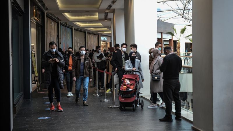İstanbul’daki ‘Efsane Cuma’ indirimlerinin olduğu AVM’lerde yoğunluk
