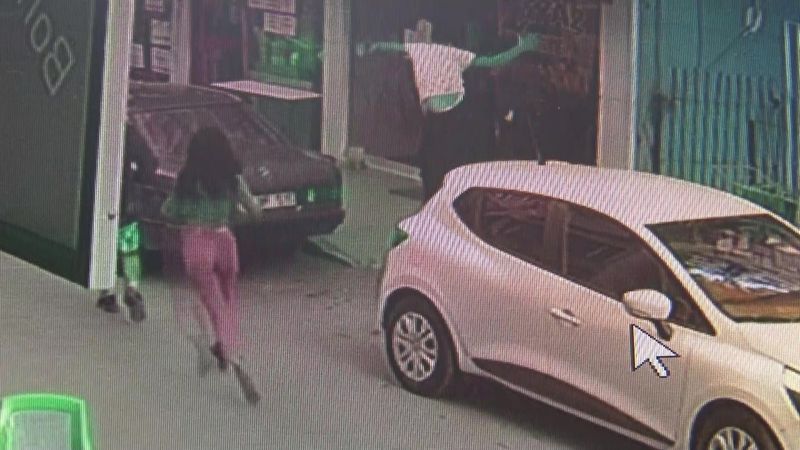 Antalya’da marketten hırsızlık yapan şüpheliyi tekmeyle durdurdu