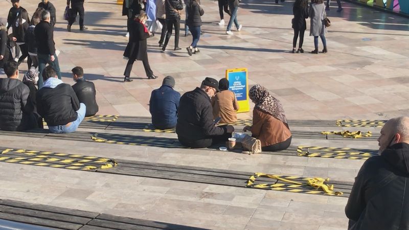 Korona tedbirlerinin yanlış anlaşıldığı AVM'nin, bu kez de önünde yemek yediler