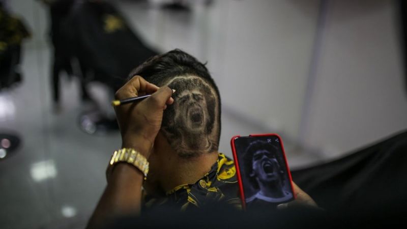 Hayranları Maradona'nın portresini kafalarına kazıttı