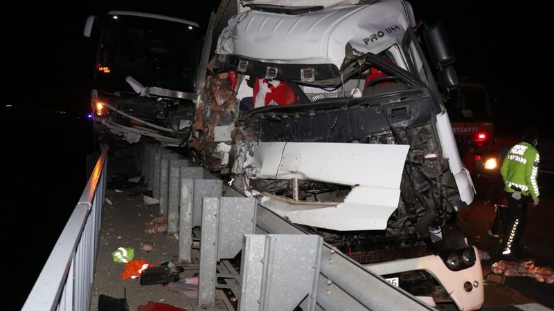 Adana’da yolcu otobüsü ile tır çarpıştı: 4 yaralı