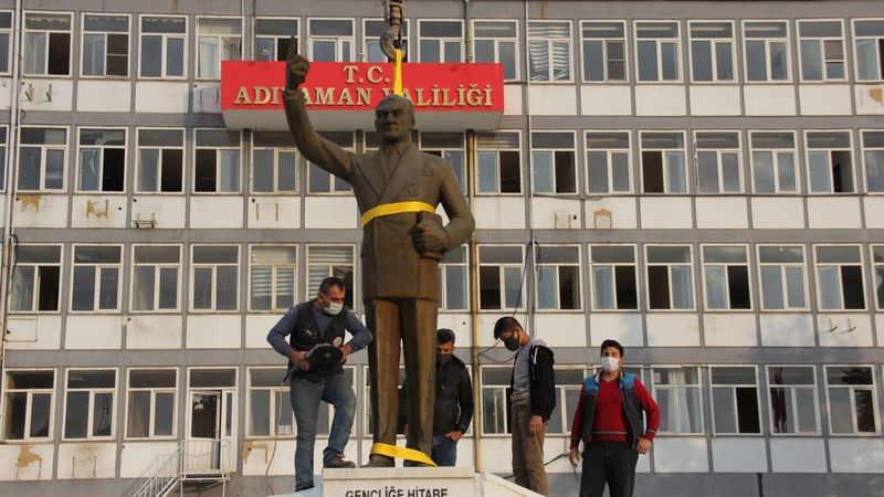 Adıyaman'da yarım tonluk Atatürk heykelinin vinç yardımıyla nakli yapıldı