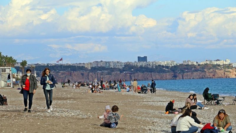 Antalya'da vatandaşlar, kısıtlama öncesi Konyaaltı sahiline koştu