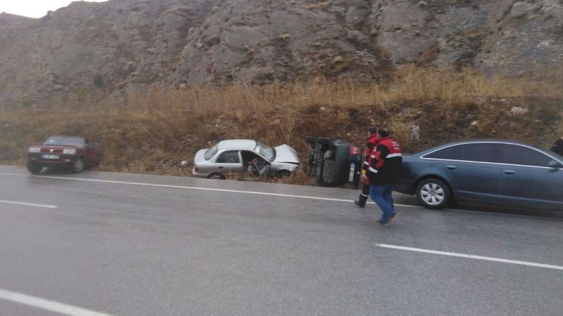 Sivas'ta buzlanan yolda 11 araç şarampole düştü