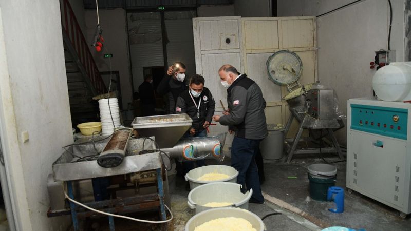 Kayseri’de sahte peynir üretimi yapan işletmenin görüntüleri