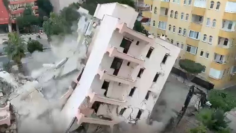 Antalya'da yürekleri ağza getiren apartmanın yıkımı