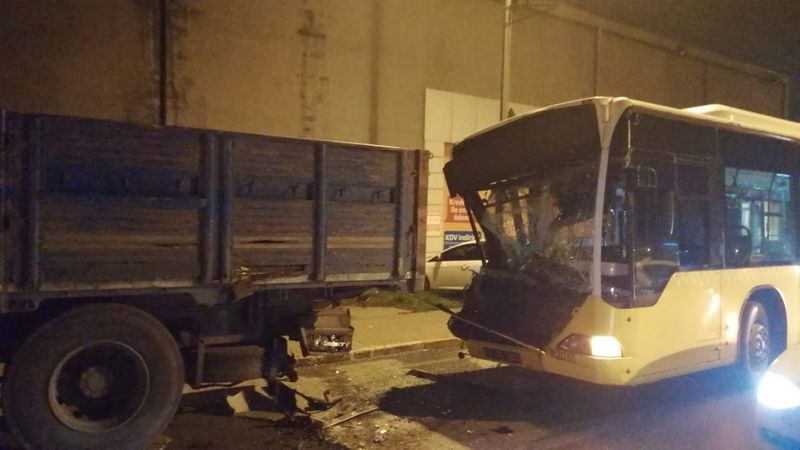 Ümraniye’de İETT otobüsü kamyonete çarptı: 2 yaralı