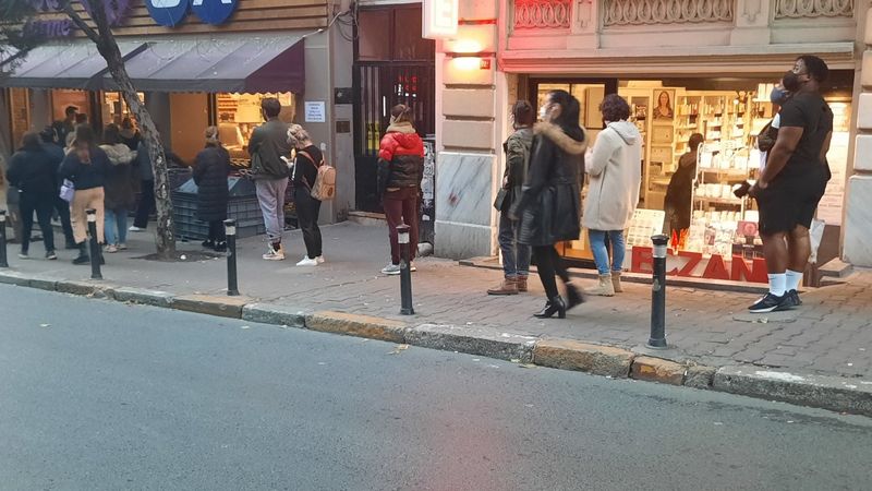 İstanbul'da kısıtlamaya saatler kala marketlerde yoğunluk oluştu