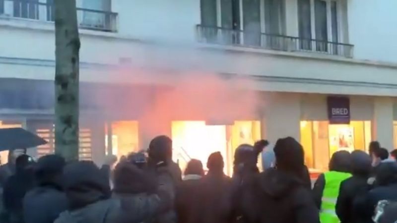 Fransa’da göstericiler banka şubelerine saldırdı