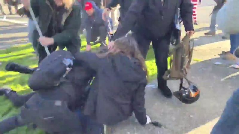 Donald Trump’ın destekçileri ile Antifa örgütü üyeleri birbirine girdi