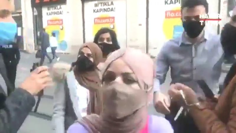 Turistler kendilerini görüntüleyen muhabire saldırdı