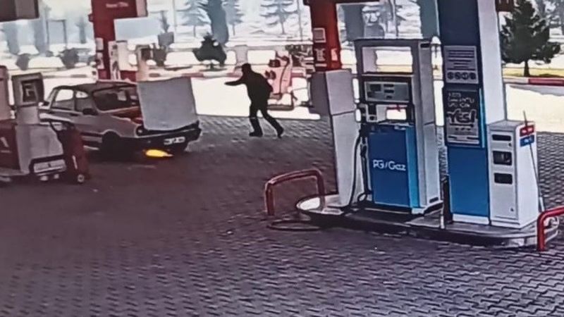 Kahramanmaraş'ta yakıt aldıktan sonra çalıştırdığı otomobili alev aldı