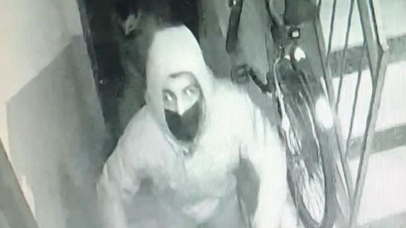 Sarıyer’de içeridekiler uyurken evi soyan maskeli hırsızlar kamerada