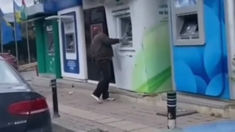 Beykoz'da 5 ATM'ye çekiçle saldırdı