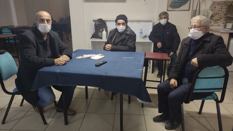 Kağıthane’de tuhafiye görünümlü kıraathaneye baskın