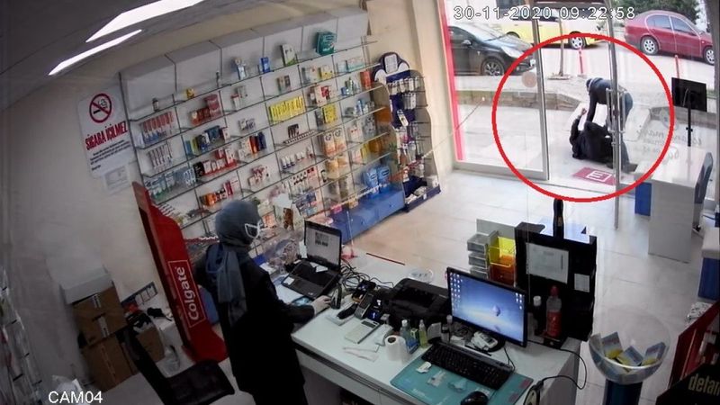 Kocaeli'de eczane çalışanı, yaşlı adamı kaldırıma böyle fırlattı