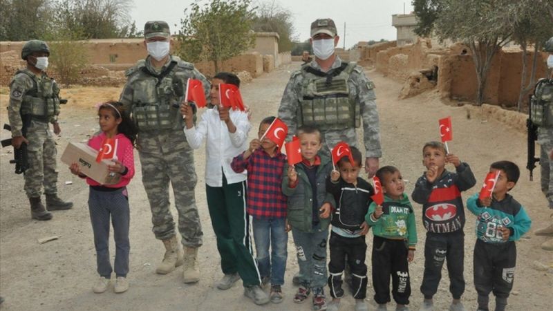 Mehmetçik, Barış Pınarı bölgesinde yardım dağıttı, sağlık taraması yaptı