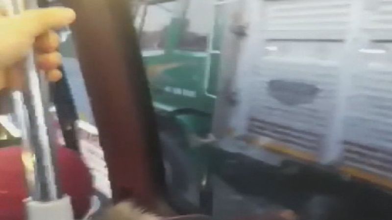 Esenyurt'ta minibüsçü aynasını kıran kamyoncuyu kovaladı