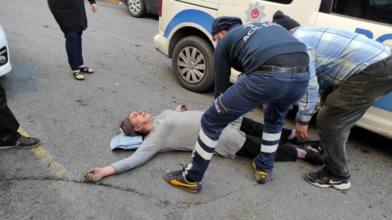 Beyoğlu’nda yanan evde engelli eşinin olduğunu görünce bayıldı