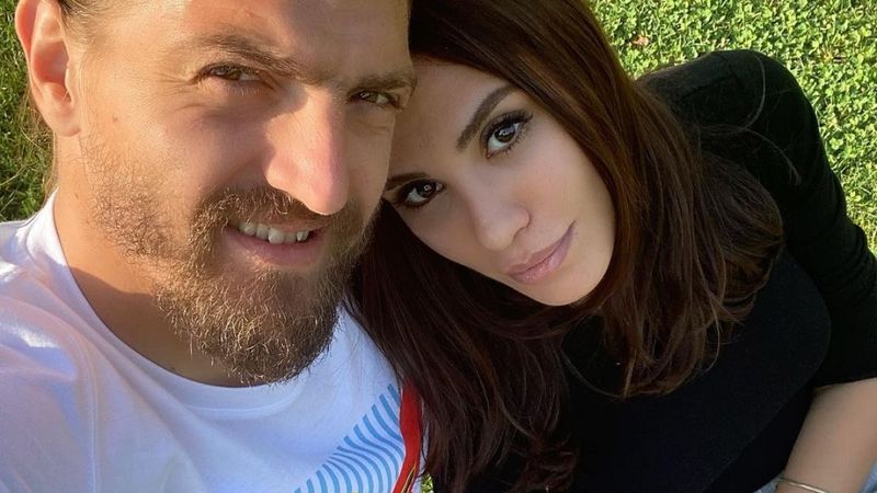 Caner Erkin ve Şükran Ovalı’dan yatak odası pozu