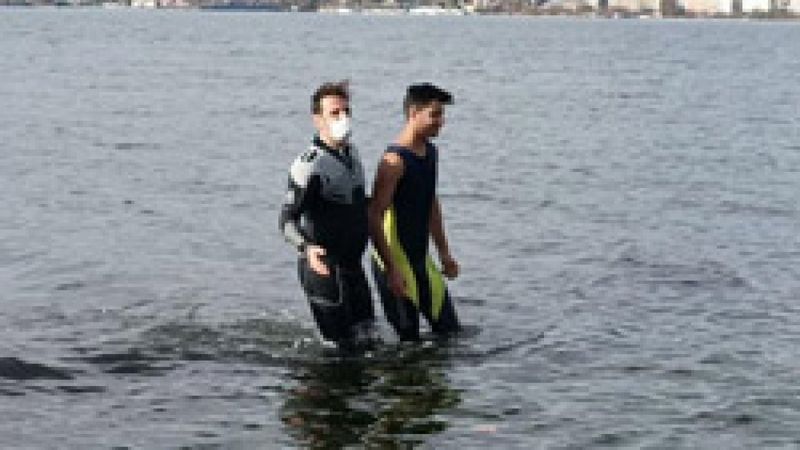 Kocaeli'de kaçak midye avcılarını dalgıç polisler, denizde kovaladı