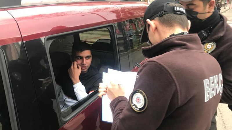 Kocaeli'de bekçilerin yanında durup maskesiz arkadaşına ceza yazdırdı