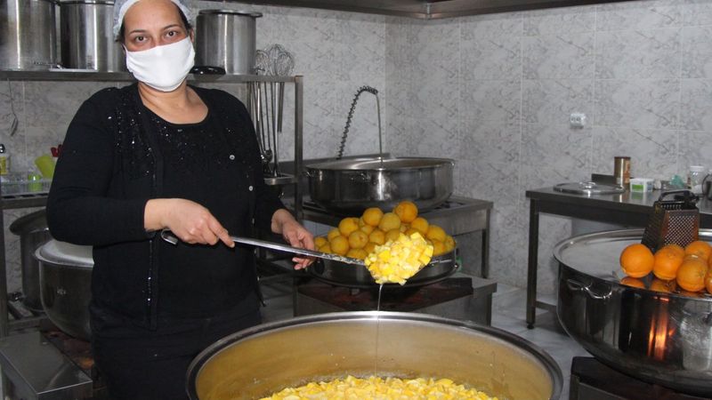 Adanalı kadınlar koronavirüse karşı portakal reçeli üretiyor