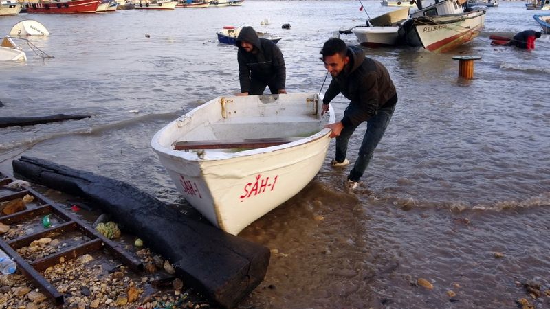 Mersin'de balıkçıların fırtına nöbeti