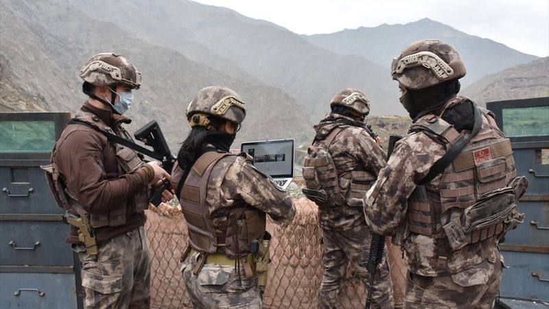 Hakkari'de Özel Harekat polisleri AA’daki ‘Yılın Fotoğrafları’nı oyladı