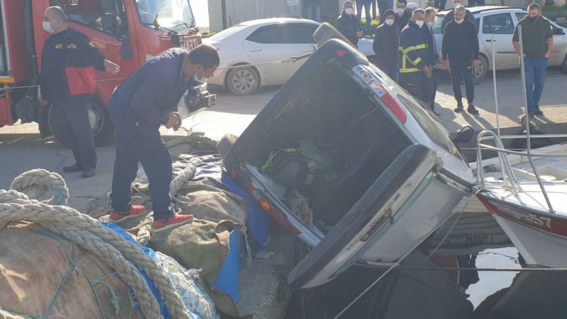 Sinop'ta kontrolü kaybeden sürücü kıyıdaki kayığa çarptı