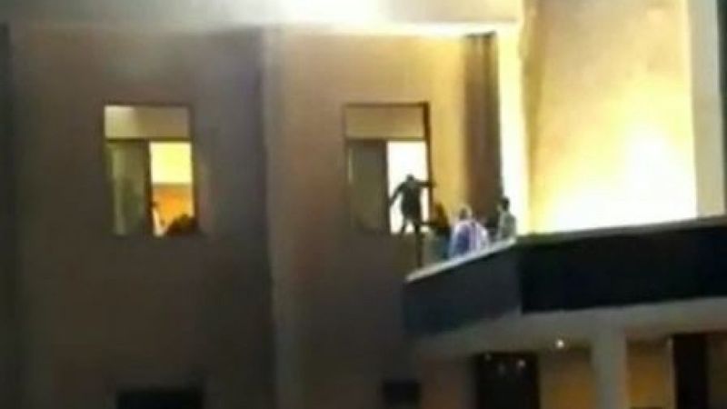 Gaziantep'teki yangında sağlıkçılar, camları kırıp hastaları kurtarmaya çalıştı