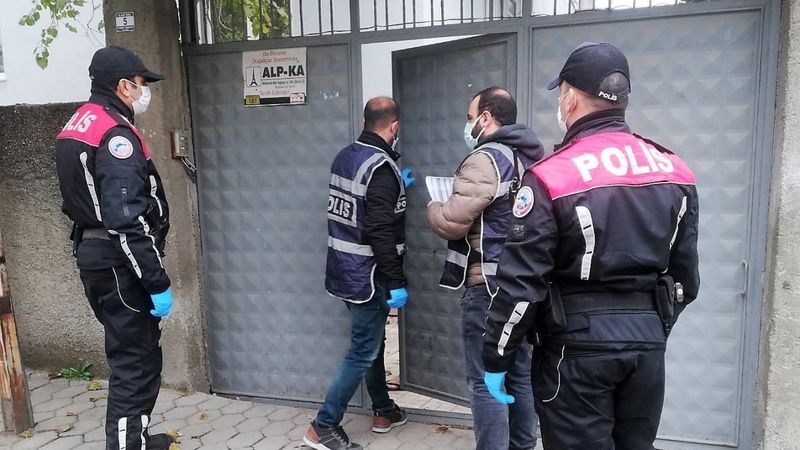 Denizli'de polis dolandırıcıya vatandaşla birlikte suçüstü yaptı