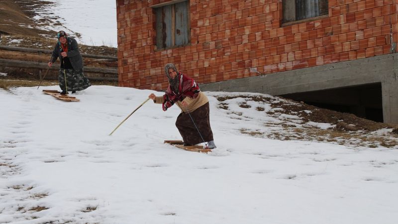 Rize'de kar sonrası tahtalı kayak eğlencesi