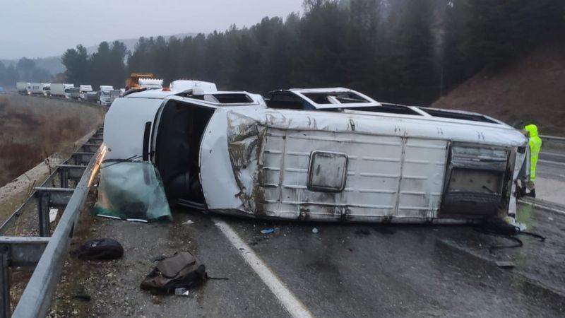 Siirt’te göçmenleri taşıyan minibüs devrildi: 1 ölü, 6 yaralı
