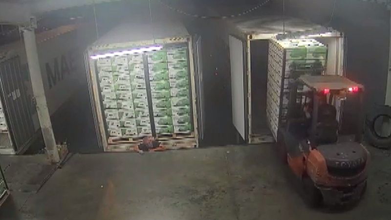 Arnavutköy’de fabrikaya yanaşan tır, bir başka aracın şoförünü ezdi