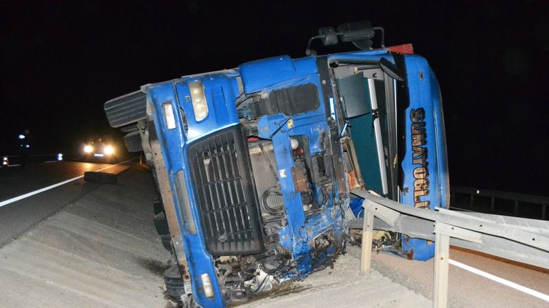 Konya'da devrilen tırın kabinine bariyer ok gibi saplandı: 2 ölü