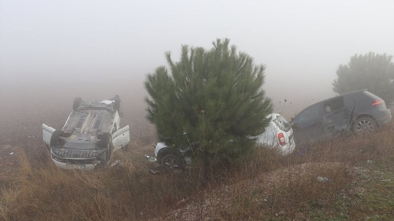 Balıkesir'de sisin etkili olduğu yolda zincirleme trafik kazası: 2 yaralı