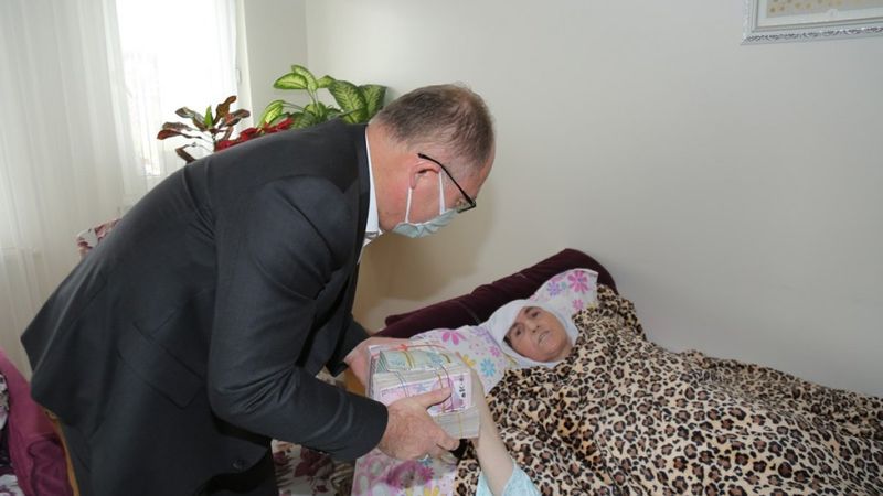 Sivas’ta yaşlı kadın biriktirdiği 500 bin TL’yi cami için bağışladı