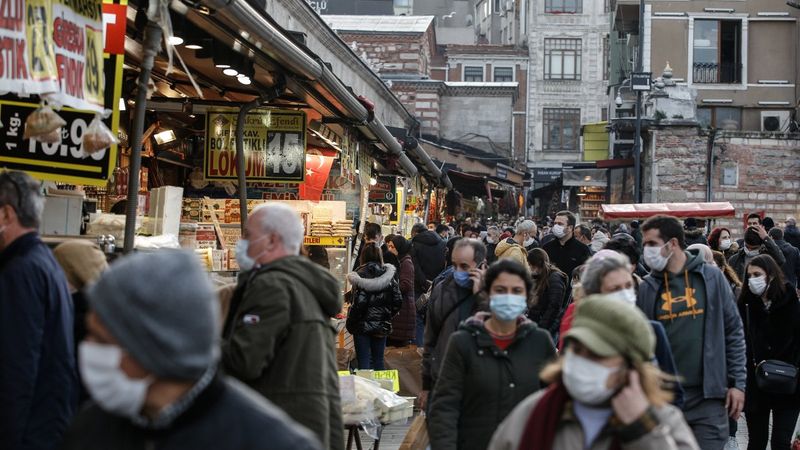 Kısıtlama öncesi Mısır Çarşısı'nda adım atacak yer kalmadı