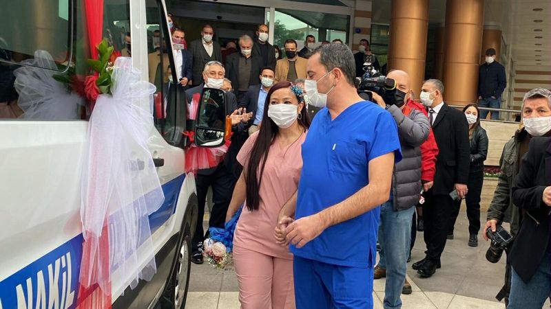 İzmir'de sağlık çalışanları önlükle nikah kıydı