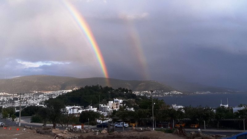 Muğla'da yağmur sonrası çıkan gökkuşağı kartpostallık manzara oluşturdu