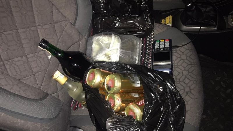 Eskişehir'de ticari takside içki satarken yakalandılar