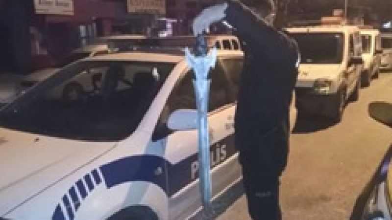 Ataşehir'de alkollü müşteri, kılıçla taksi durağına saldırdı