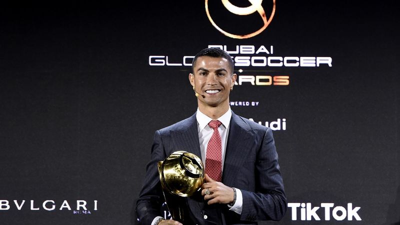 Cristiano Ronaldo yüzyılın futbolcusu seçildi