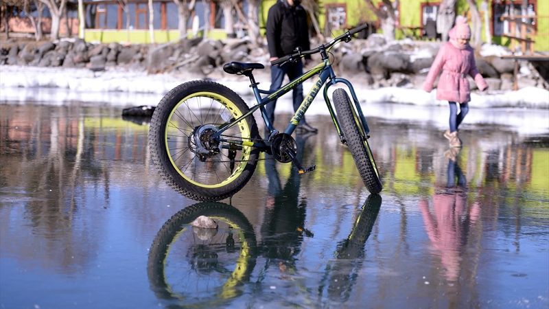 Buz tutan Çıldır Gölü üzerinde bisiklet turu heyecanı