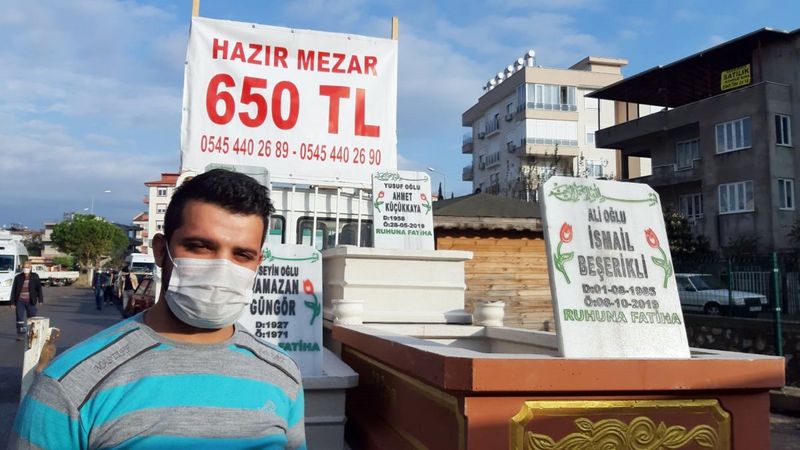 Antalya'da pazarda 'hazır mezar' tezgahı açtı