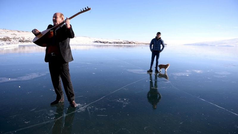 Ardahanlı ozandan buz tutmuş Çıldır Gölü'nde mini konser