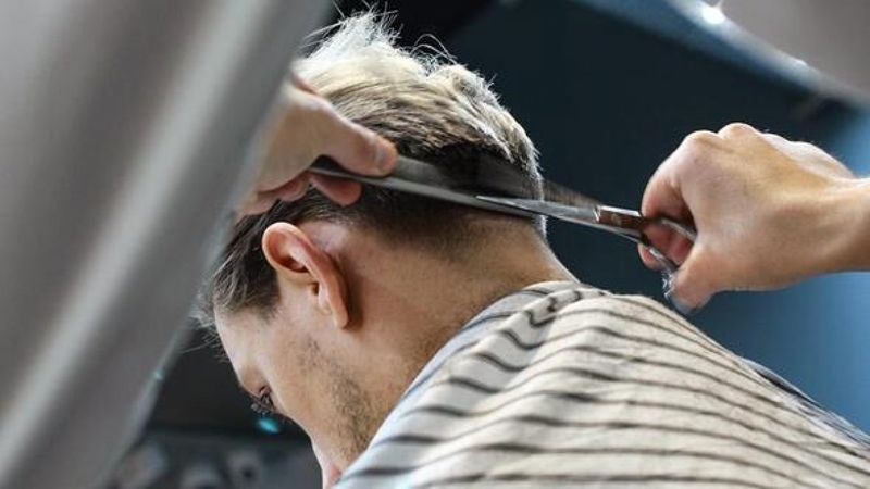 Kocaeli’de saç kesimini beğenmedi, iki kişiyi bıçakladı