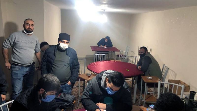 Adana’da kumar baskını: Camdan atlayarak kaçmaya çalıştılar